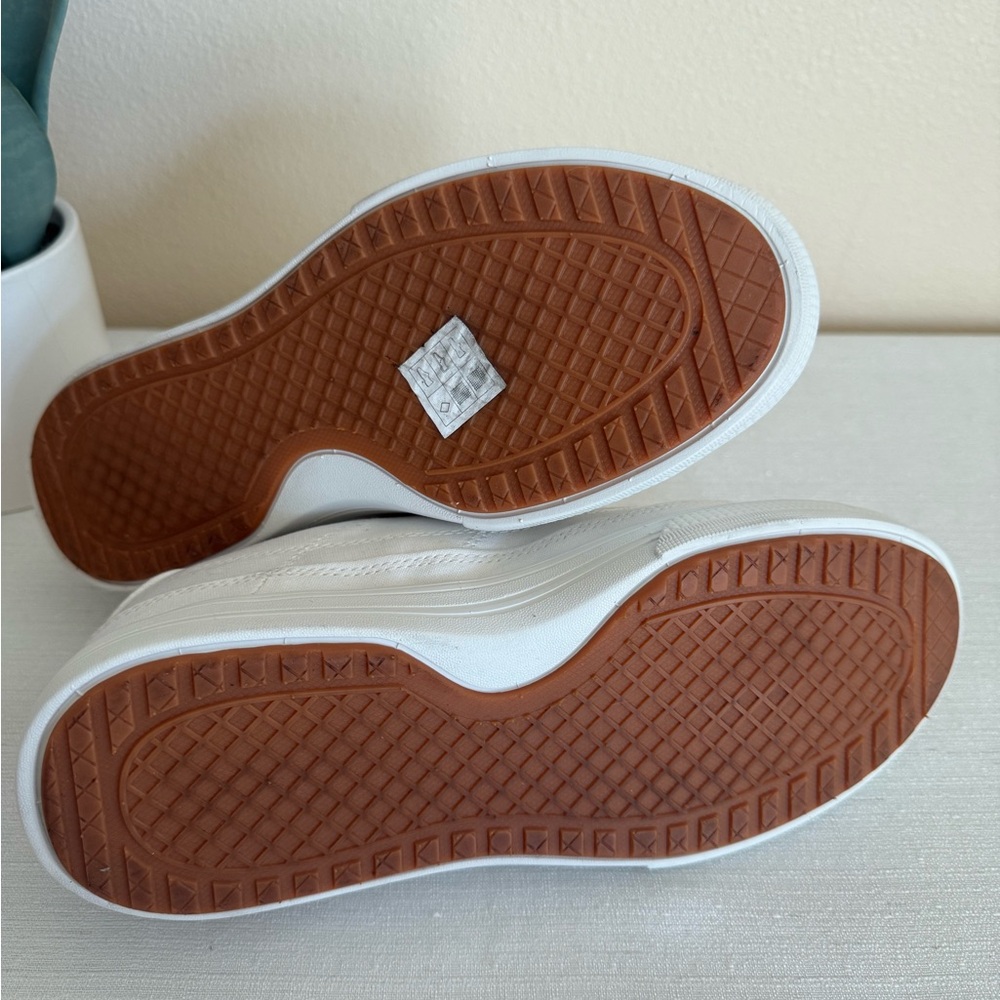 Skechers ArchFit White Canvas w/Copper Details Wide Casual Platform Sneakers - Picture 13 of 13